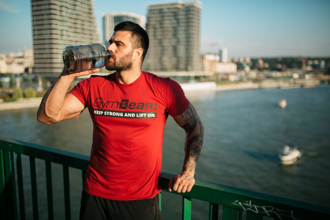 Die Einhaltung eines Trinkregimes fördert die Gewichtsabnahme