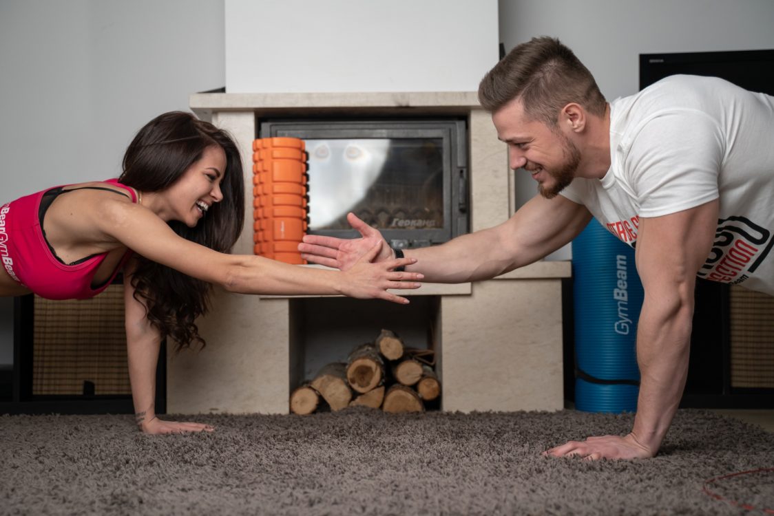 Trainiere bequem von zu Hause aus - Körpergewichtsübungen und Training mit Trainingszubehör