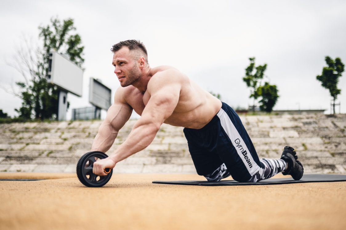 Werde kreativ und nutze Online-Übungen und wechselnde sportliche Aktivitäten