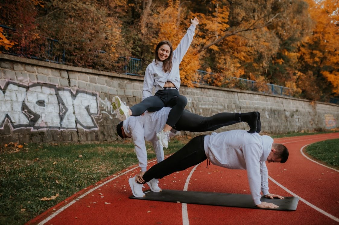 Sei kreativ, kombiniere verschiedene Arten von Übungen und nutze alles, was das Haus hergibt, als Belastung