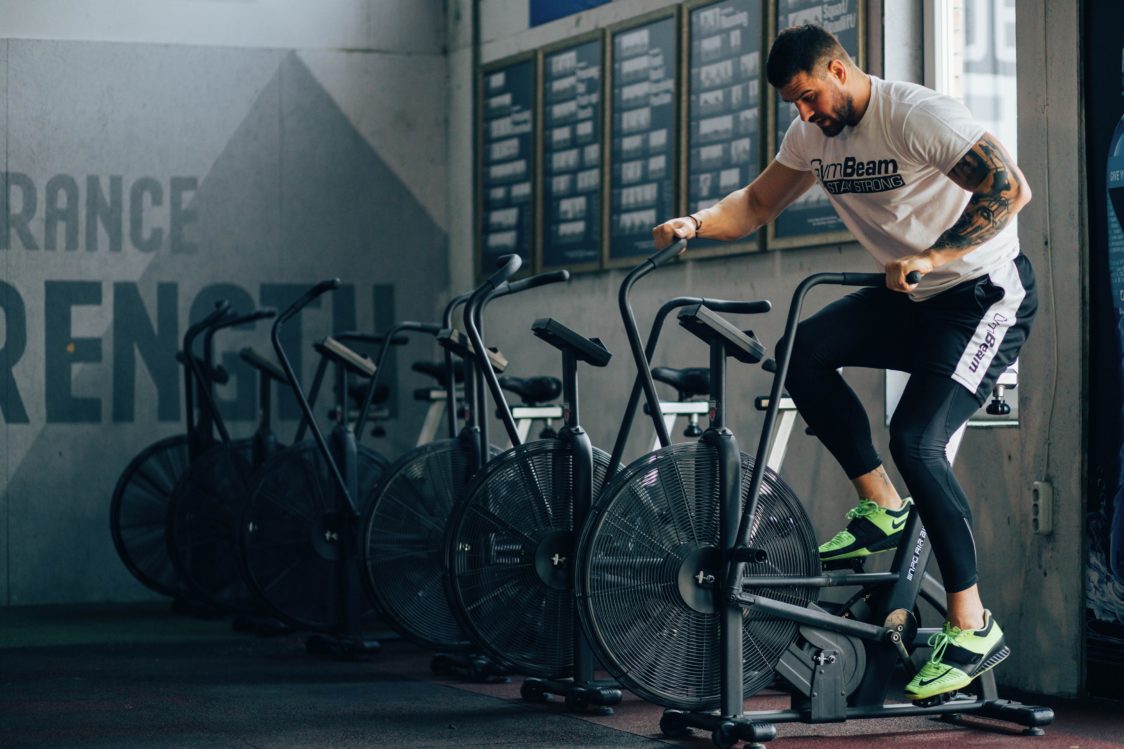 Warum sollte man sich vor dem Training aufwärmen und dehnen?