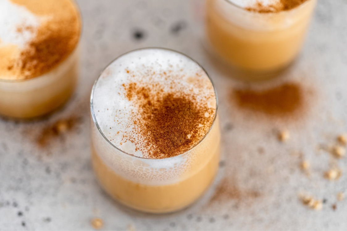 Pumpkin Spice Latte mit Schaum und Zimt