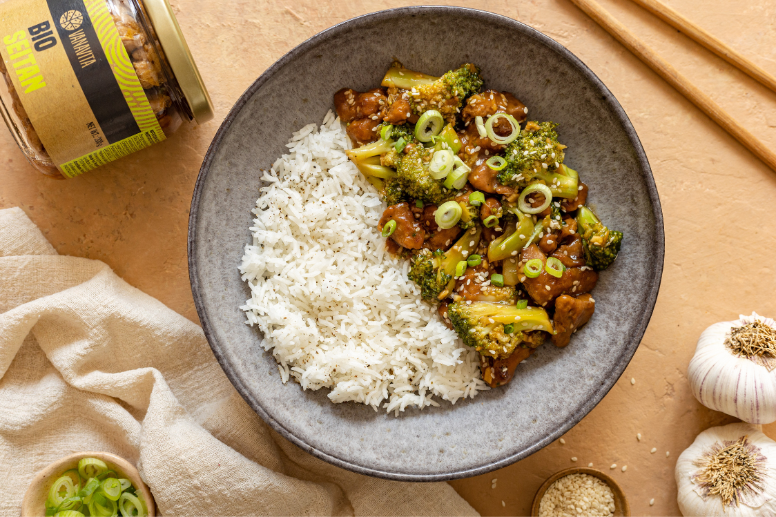 Seitan Nudeln mit Brokkoli in Asiasauce