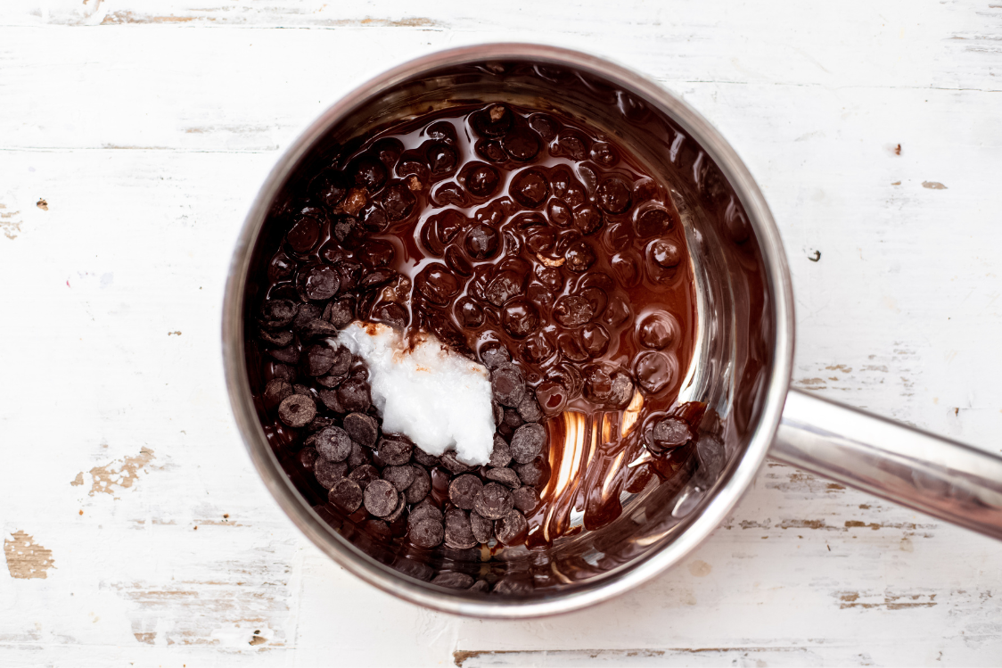 Schokoladen-Haselnuss-Aufstrich ohne Zuckerzusatz – Schmelzende Schokolade