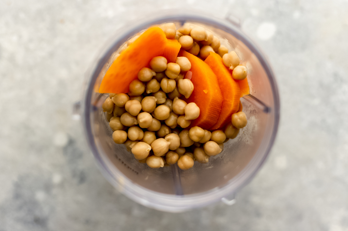 Süßkartoffel-Falafel mit Joghurt-Dip - Zutaten im Mixer