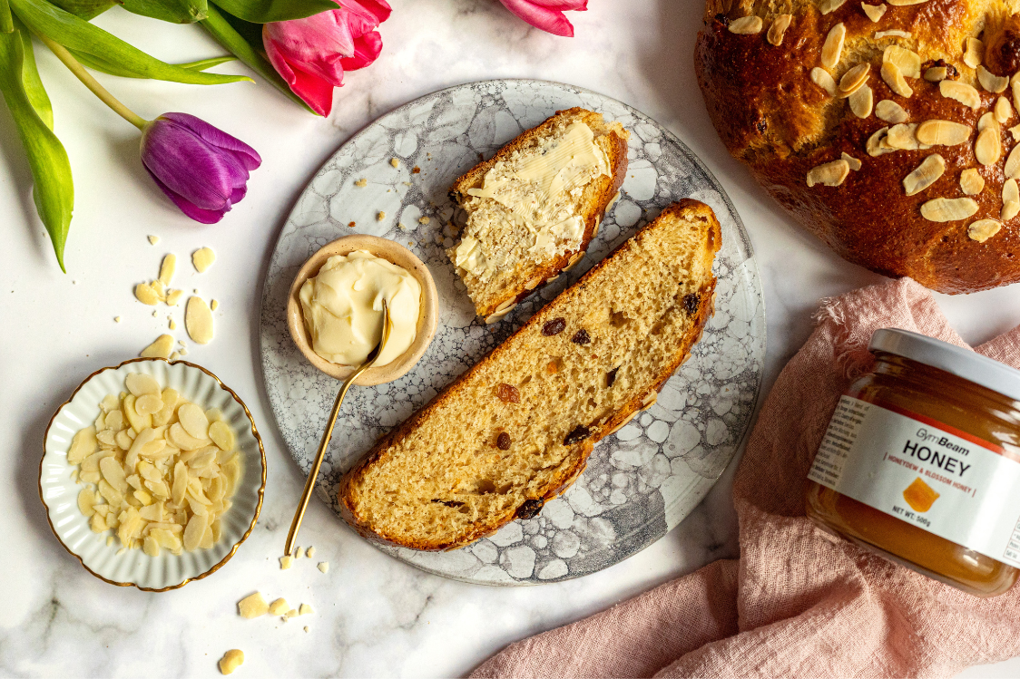 Süßes Osterbrot mit Honig und Mandeln