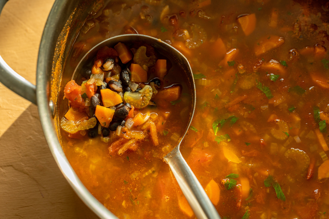 Schwarze Bohnensuppe mit Nudel