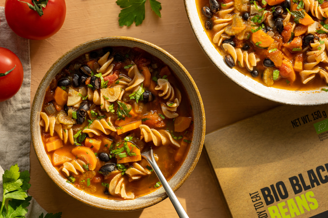 Schwarze Bohnensuppe mit Nudel