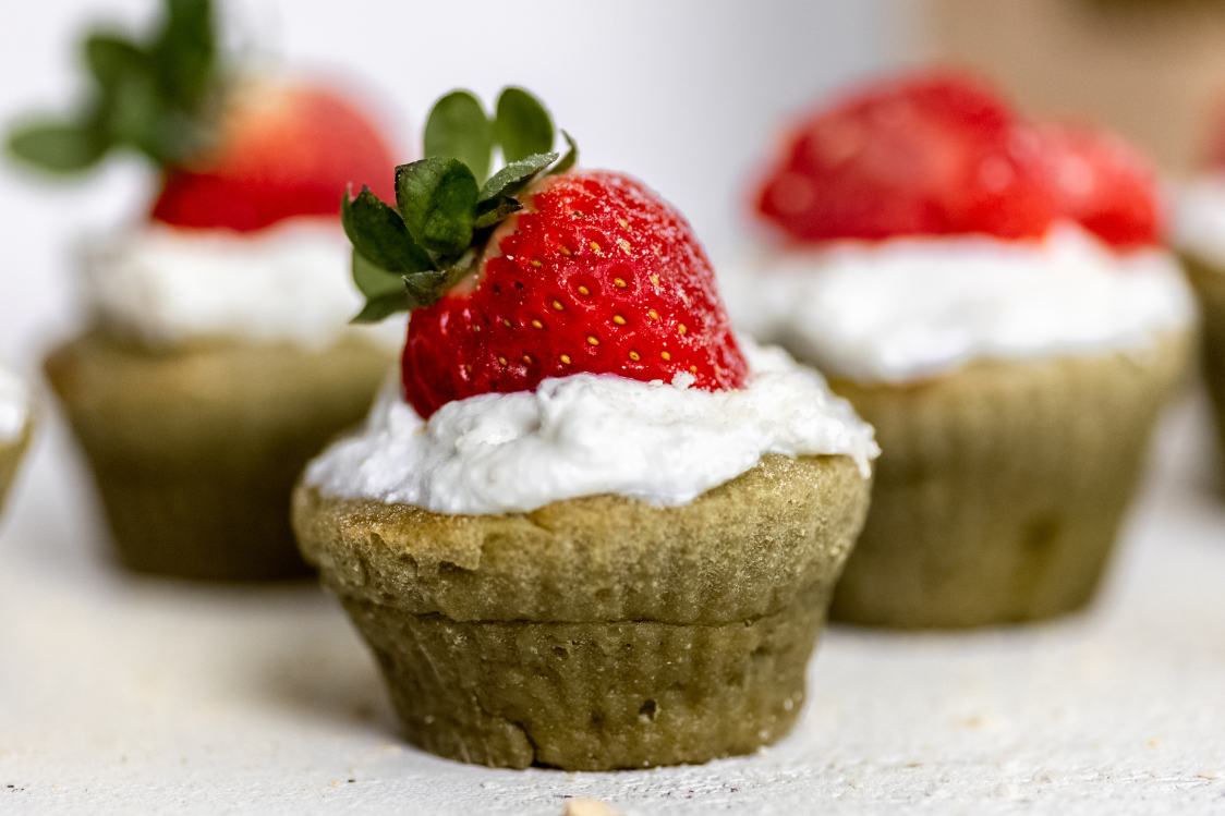 Saftige Matcha-Cupcakes mit Quarkglasur