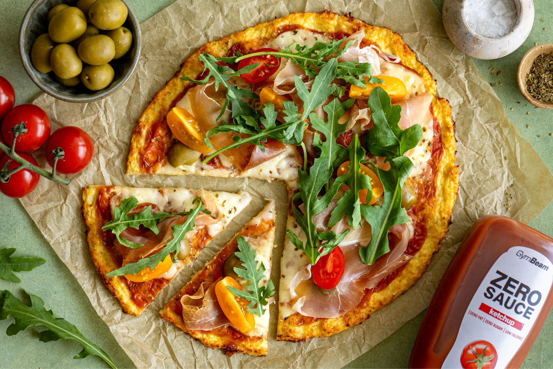 Blumenkohlpizza mit Prosciutto und Mozzarella 