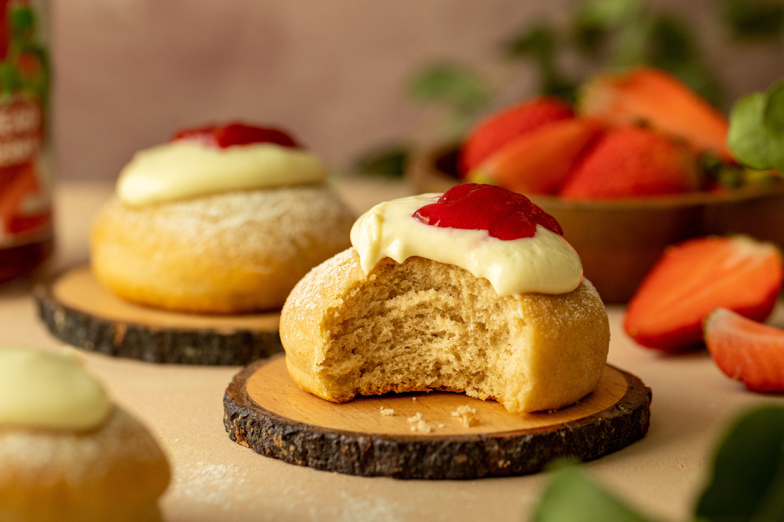 Hefekrapfen mit Marmelade und Quarkcreme 