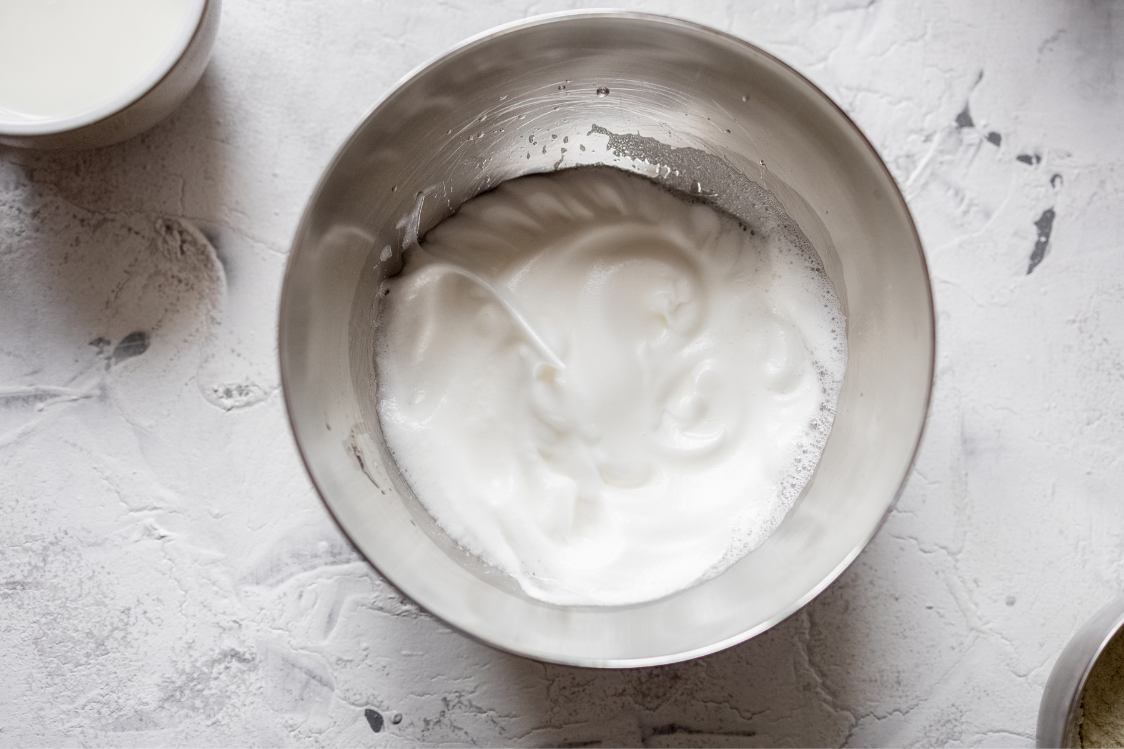 Japanische fluffige Pfannkuchen - geschlagenes Eiklar