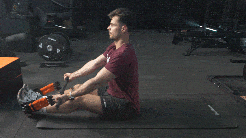 Seated Rows mit einer Stange Seated Rows mit einem Widerstandsband und einer Stange