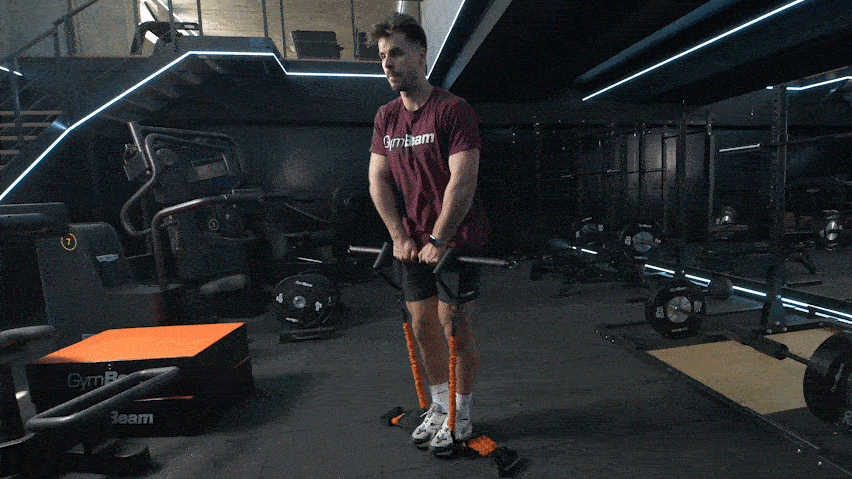 Upright Row mit einem Widerstandsband Upright Row mit einem Widerstandsband