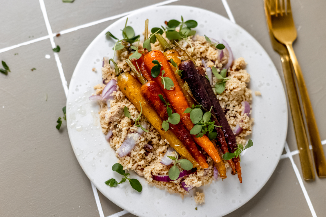 Couscous mit Thunfisch und glasierten Karotten