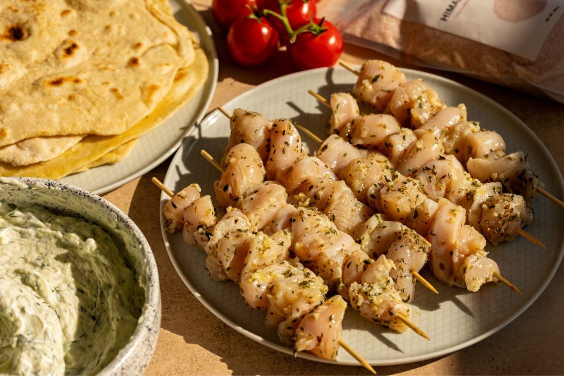 Souvlaki mit Pita und Tzatziki - Fleisch vorbereiten