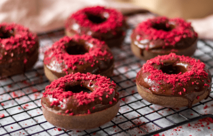 Fitness-Rezept: Gebackene Schokoladen-Donuts mit Himbeeren