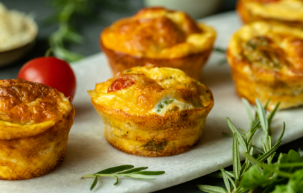Fitness-Rezept: Eiermuffins zum Frühstück mit Hüttenkäse, Schinken und Tomaten