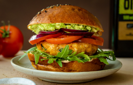 Fitness-Rezept: Saftiger Hähnchen-Burger mit Avocado und Joghurt-Dressing