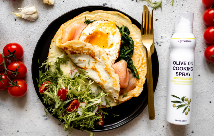 Fitness-Rezept: Pikante proteinreiche Pfannkuchen mit Spinat, Lachs und Spiegelei