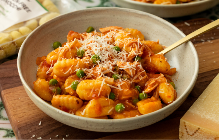 Fitness recept - Gnocchi s trhaným masem a rajčatovou omáčkou z jedné pánve