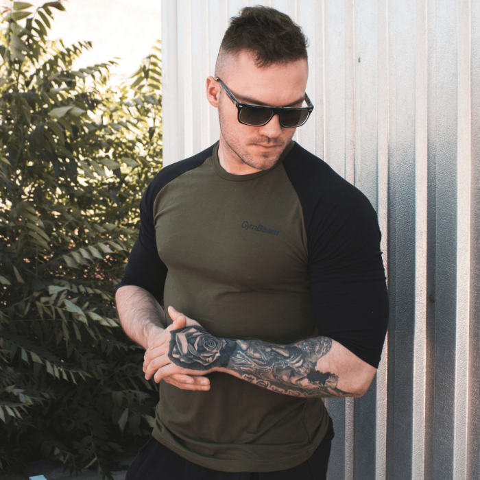 T-Shirt für Männer Fitted Sleeve Military Green Black - GymBeam