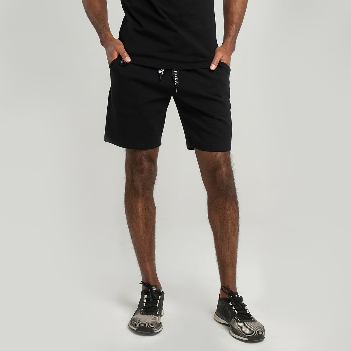 Essential Shorts Schwarz - STRIX