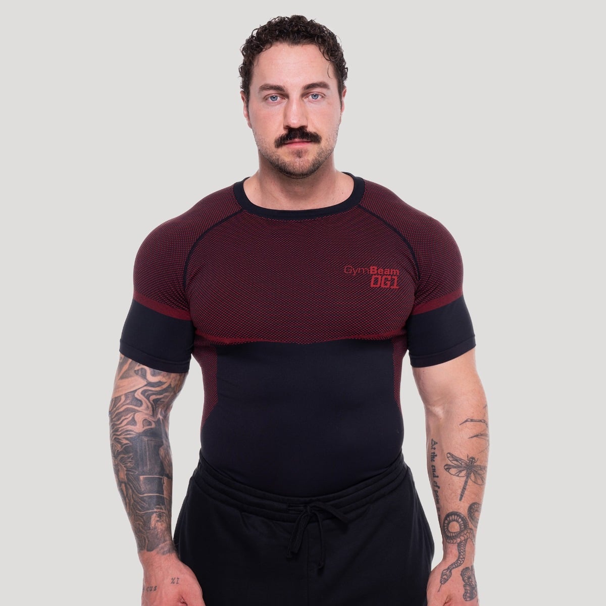 OG1 Nahtloses T-shirt Schwarz/Rot - GymBeam