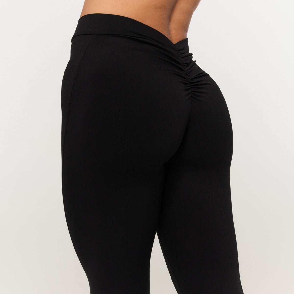 Fierce V-Back Leggings für Frauen in Black - GymBeam