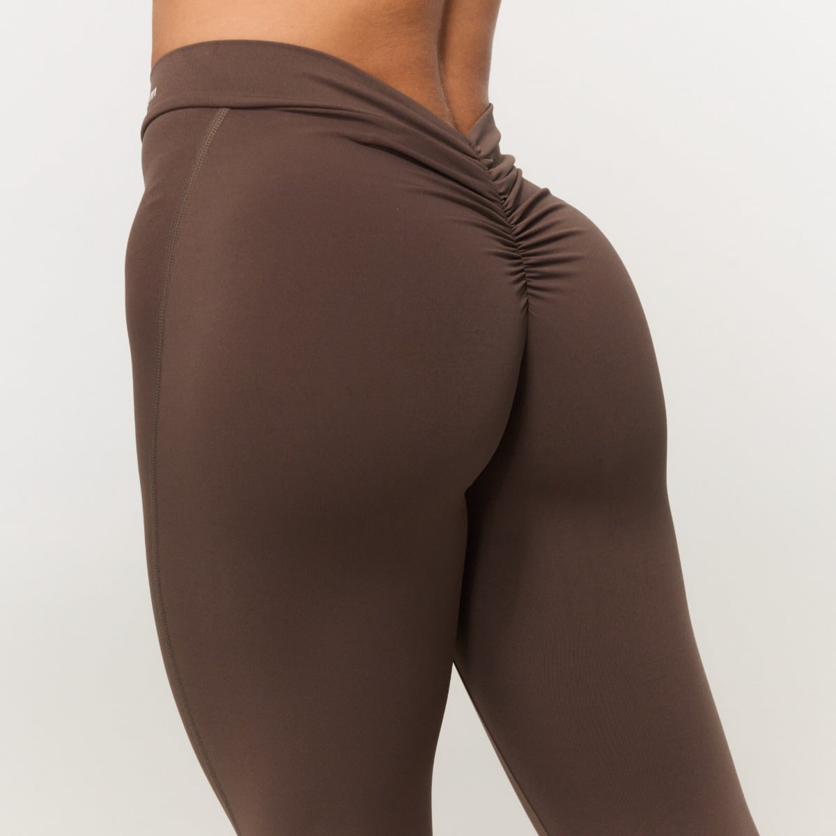 Fierce V-Back Leggings für Frauen in Cappuccino - GymBeam