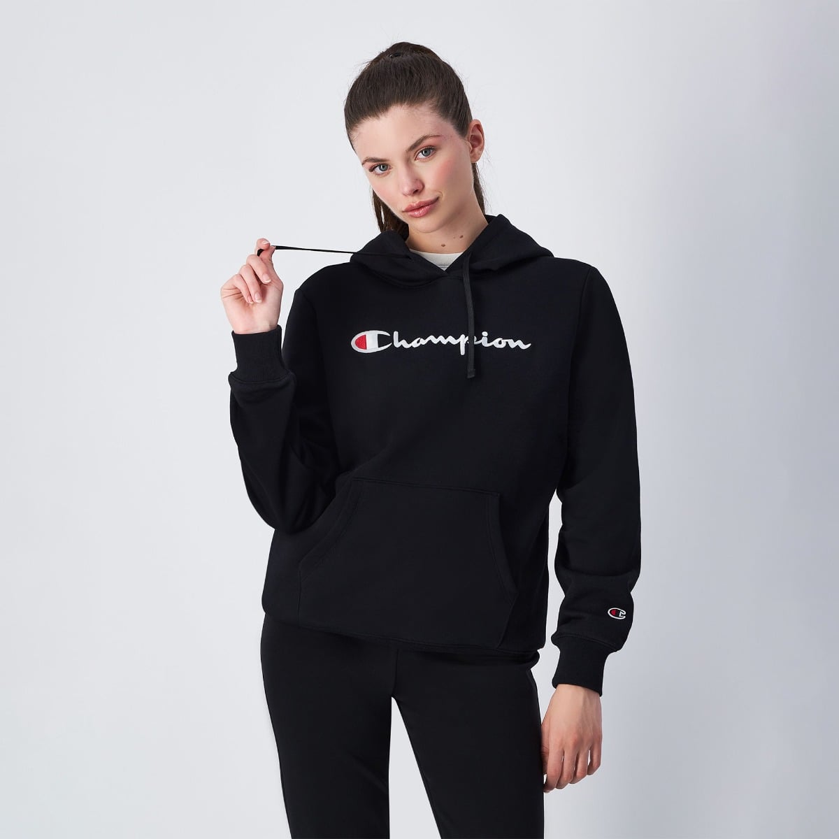Big Logo Slim Fit Hoodie für Frauen in Black - Champion