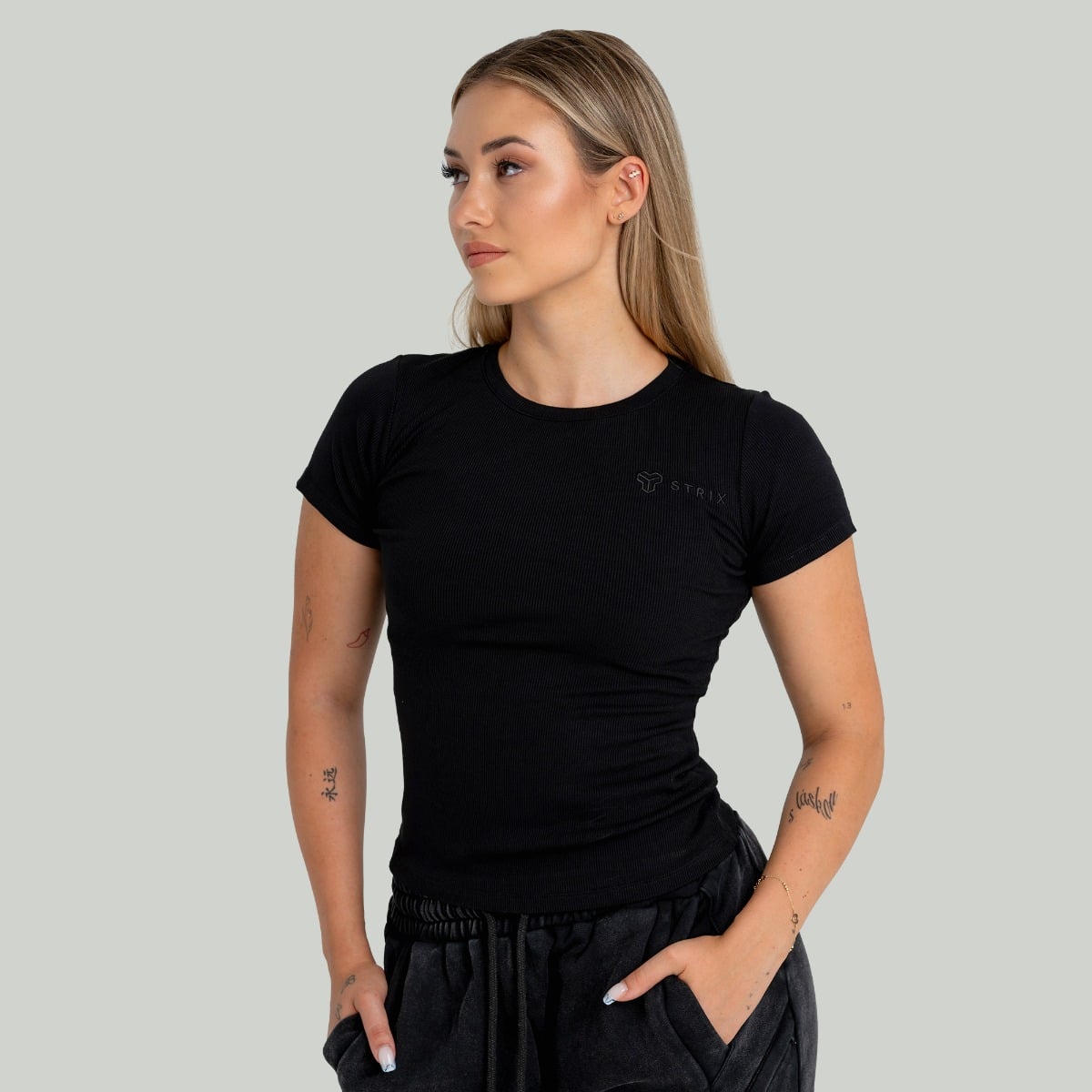 T-Shirt für Frauen Ribbed Tee in Black - STRIX
